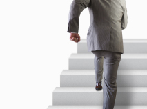 階段を登る画像