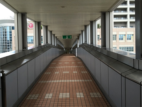渡り廊下を直進します。一部、軽度の斜面になっているのでご注意ください。