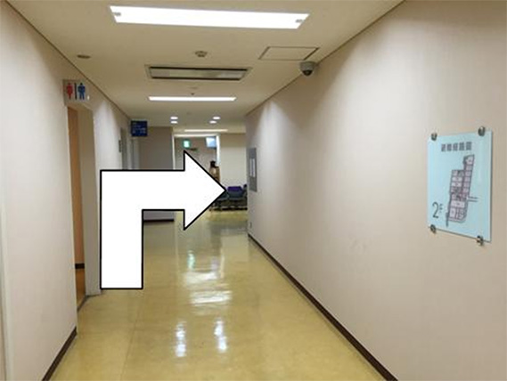 直進してトイレを過ぎた右側のエレベーターで3階に向かいます。