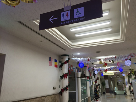 フレンテ店内に入ってすぐ左側には車いす用トイレがあります。動きのコツ研究所リハビリセンターのあるフレンテ西館のトイレには手すりは設置してありますが、車いす用ではありません。車いす用トイレをご希望の方は、こちらをご利用ください。