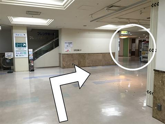 突き当りを右に曲がり右前方のエレベーターに向かいます。