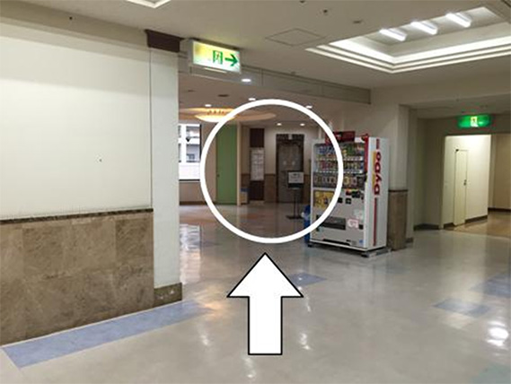 自動販売機の左側を通りエレベーターに向かいます。