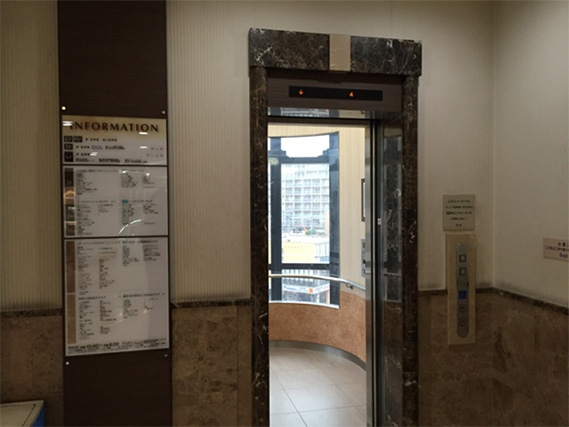 エレベーターで2階まで降ります。※2階の渡り廊下は午前10時から20時まで利用可能です。それ以外の場合は、1階まで降りていただき、一度外へ出てからお越しください。