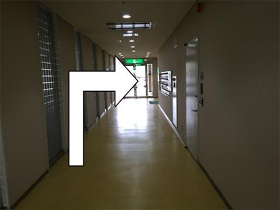 フレンテ西館に入り、突き当りにエレベーターがあります。施設内はバリアフリーです。