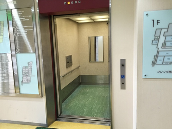 エレベーターで3階にあがります。