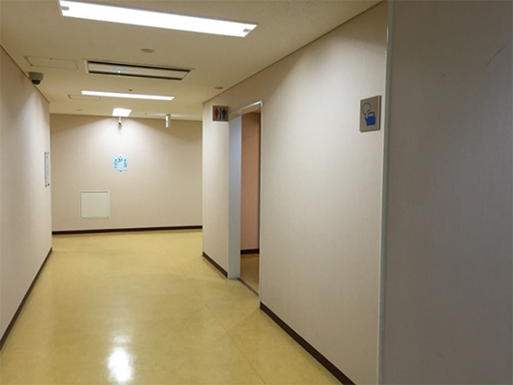 3階エレベーターを降りると左側にトイレがあります。研究所内にはトイレはございませんので、来所前にトイレをご利用ください。