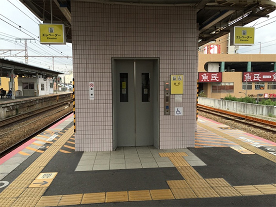 エレベーターでホームまで降ります。