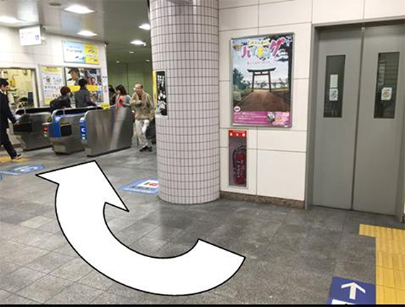 エレベーターを降りると右側に改札があります。