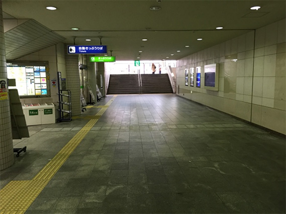 南口には手すり付きの階段とスロープがあります。