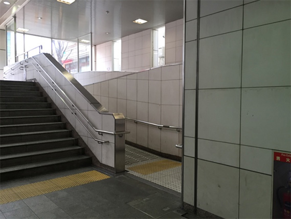 車いすの方はスロープをご利用ください。