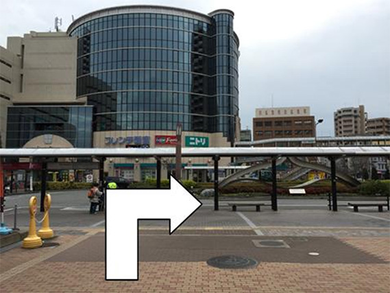 南口を出ると正面に商業施設のフレンテが見えます。フレンテを向いて右に曲がります。