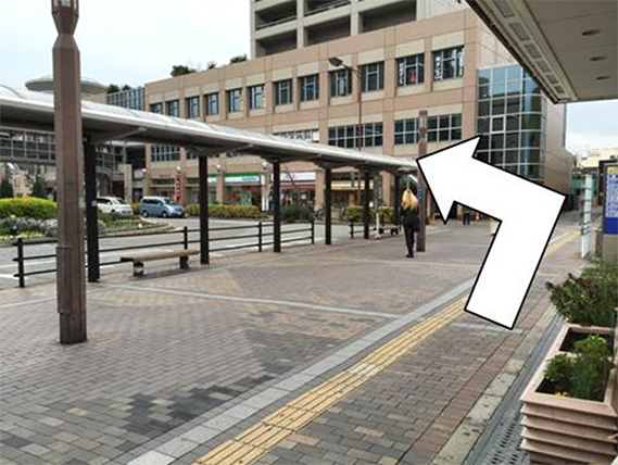 ファミリーマートのある建物がフレンテ西館です。ファミリーマートの方に向かいます。