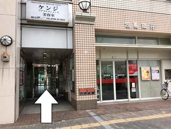 ファミリーマートの隣に但馬銀行があります。その隣がフレンテ西館の入り口です。ドアを開けて真っすぐ進みます。入口はバリアフリーです。
